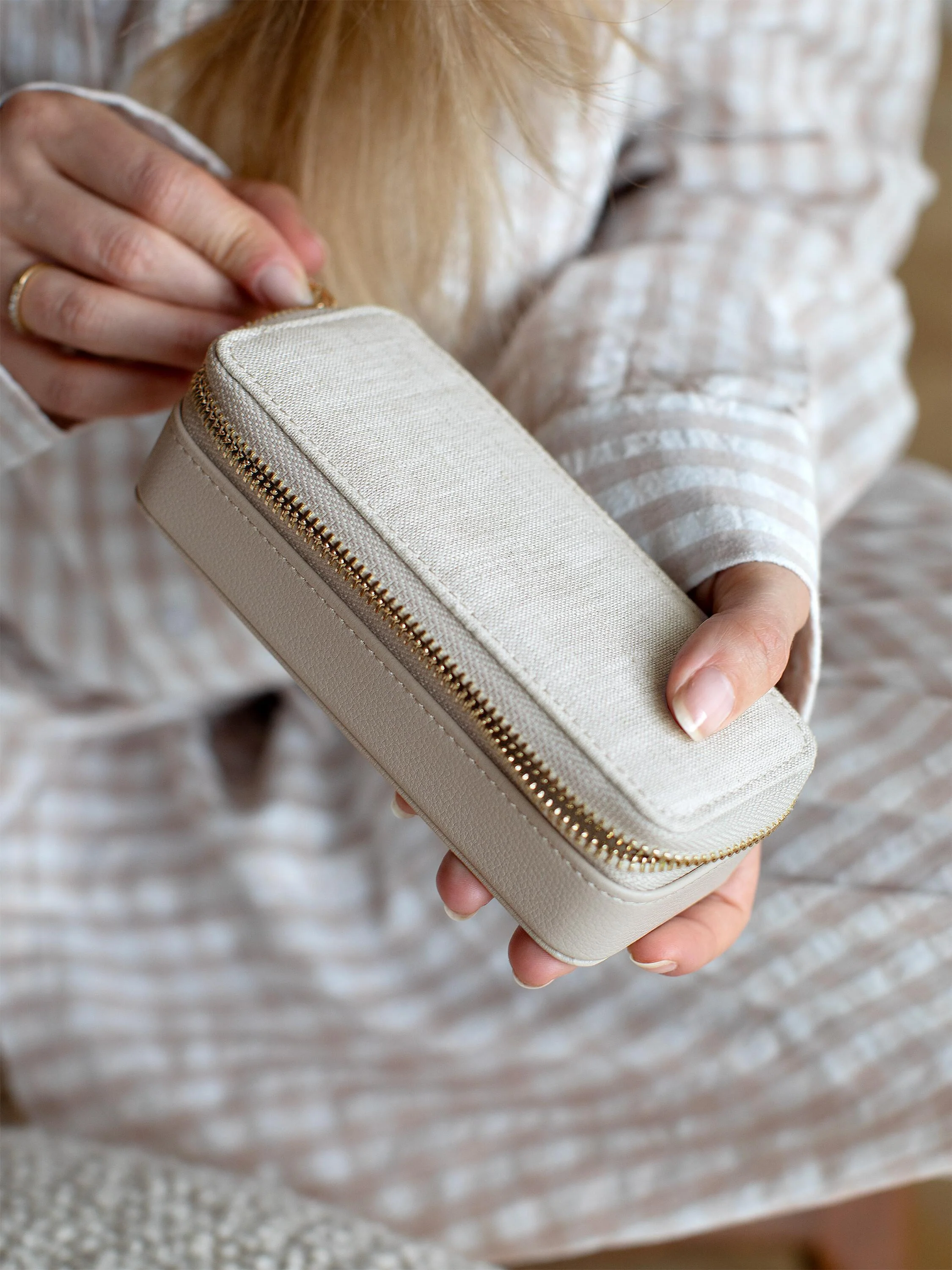 Oatmeal & Linen Medium Zipped Travel Jewellery Box - Image 5